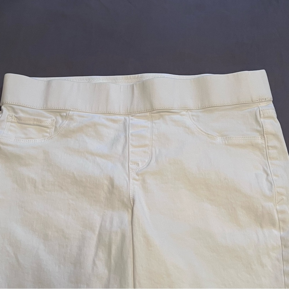 Bandolino Women’s White Pull-On Skimmer Pants - Picture 6 of 11